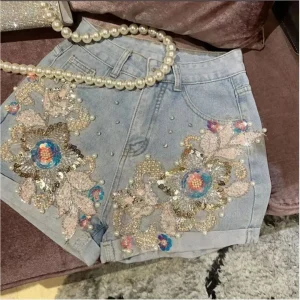 mini short paillette en jean broderies fines