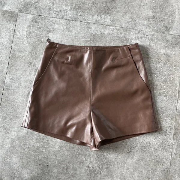 mini short cuir jambe large