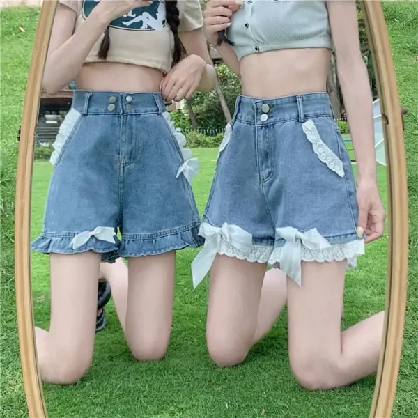 short large femme avec nœud papillon
