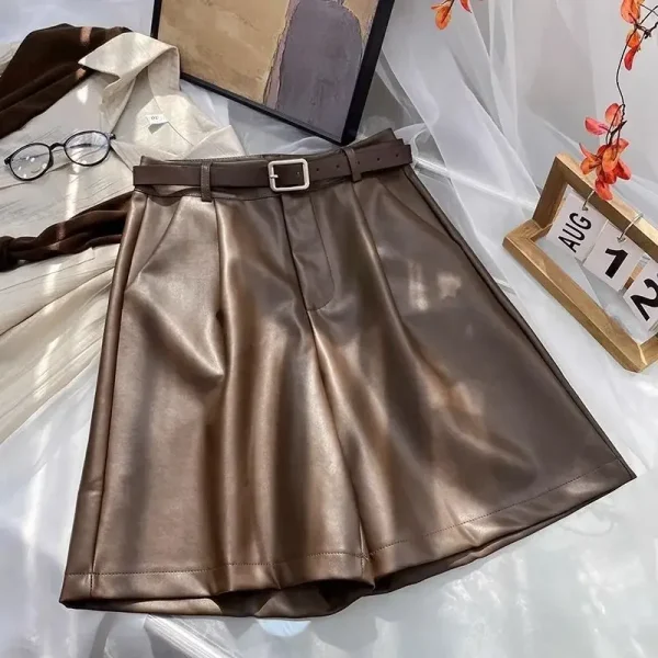 short en cuir femme style britannique