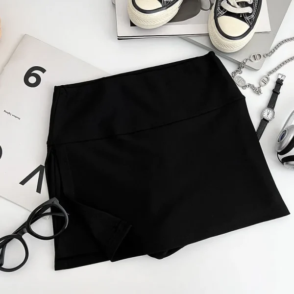 jupe short noire fendue sur le côté