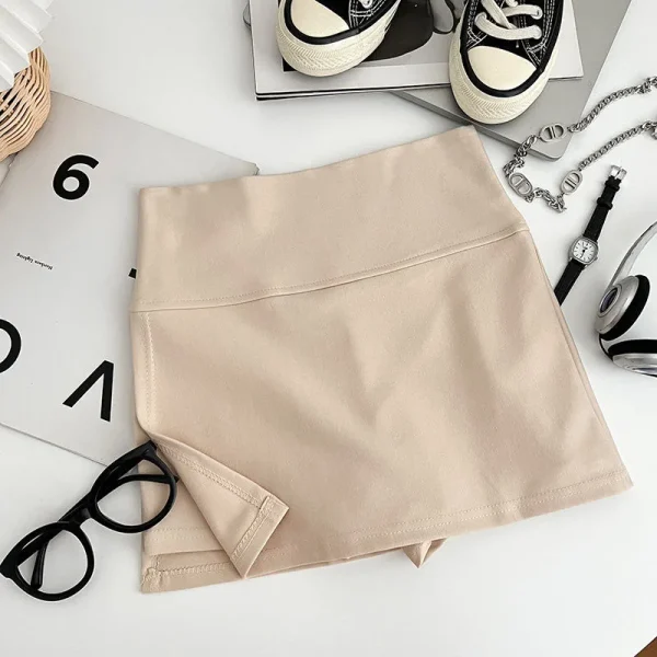 jupe short beige fendue sur le côté